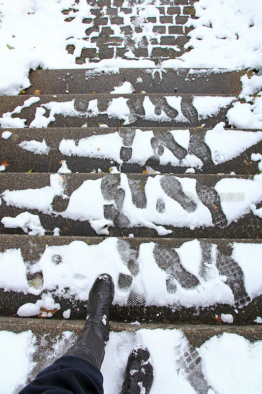 危险的雪在人行道和楼梯平滑