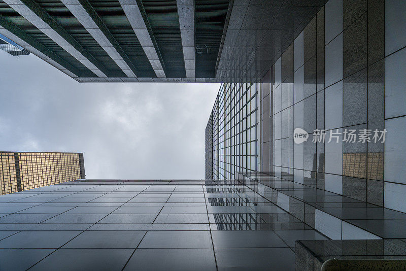 透视和直接俯视现代高层建筑，中国。