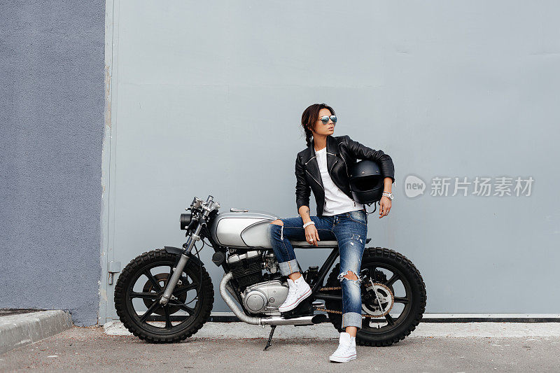 骑摩托车的女人穿着皮夹克