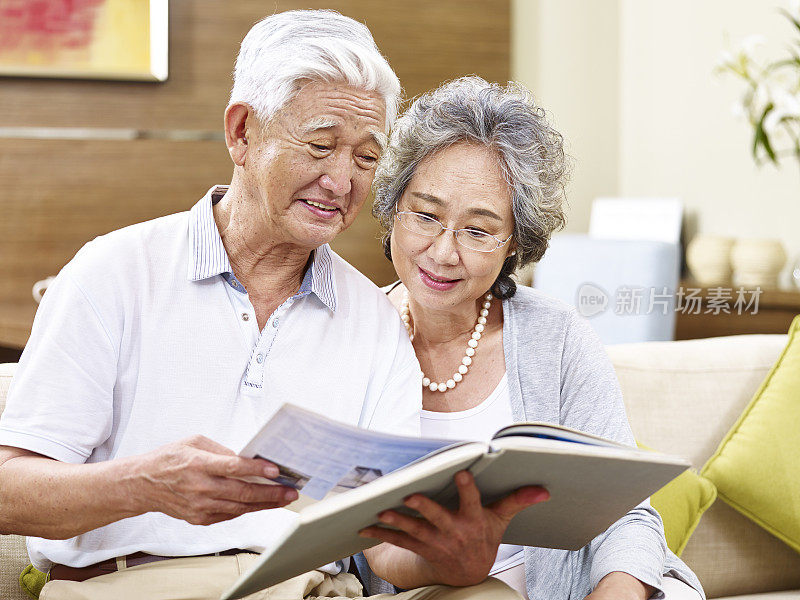 年老的亚洲夫妇在一起读书