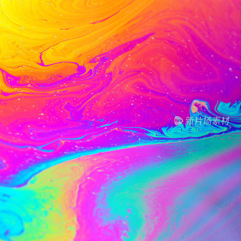 彩虹的颜色是由肥皂、泡沫或油产生的
