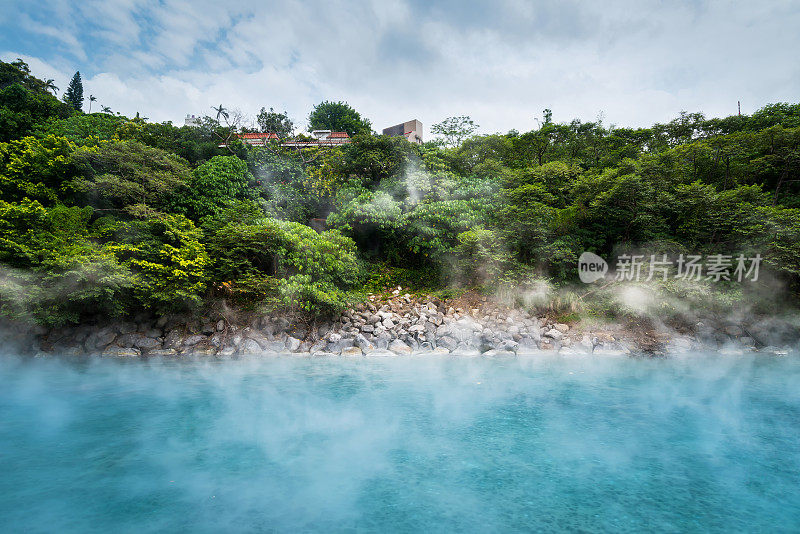 台湾热谷森林中的蓝色温泉池