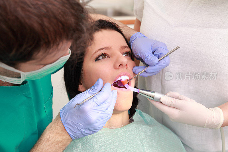 牙医与病人一起工作