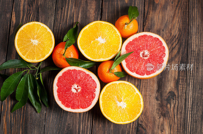 柑橘类水果。在木桌背景上