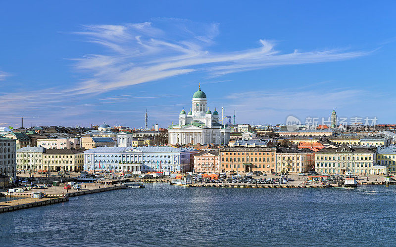 赫尔辛基的城市景观，有大教堂，南港和市场广场