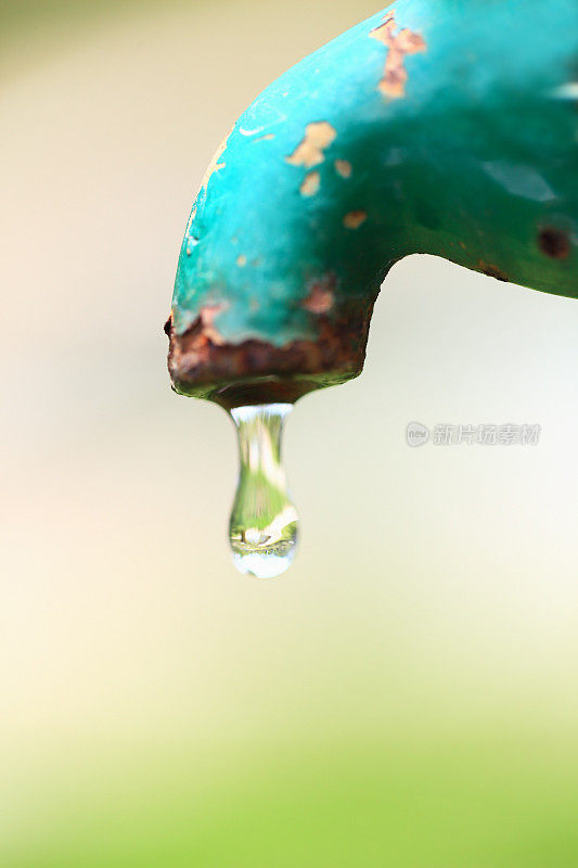 水龙头里的水滴