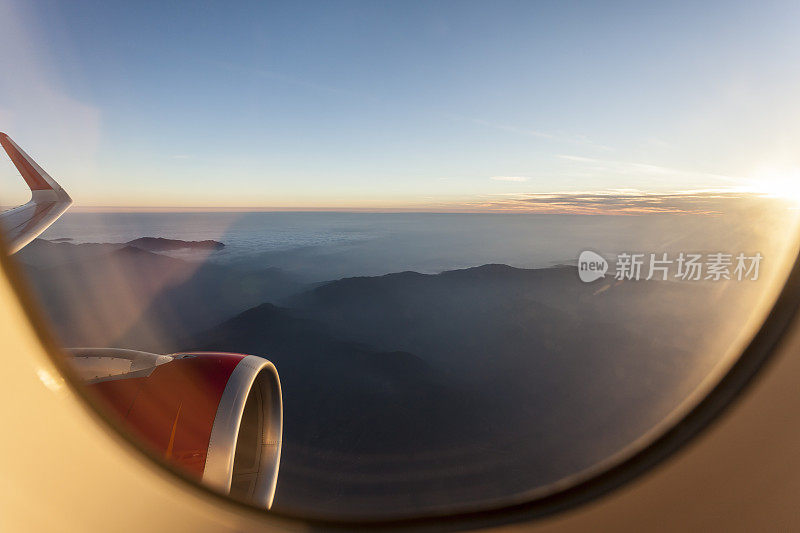 从飞机舷窗眺望喜马拉雅山。