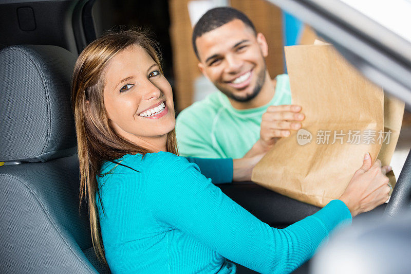 在食品银行接受袋装食品的女人