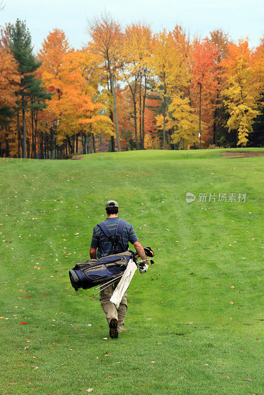 秋天，高尔夫球手走向果岭