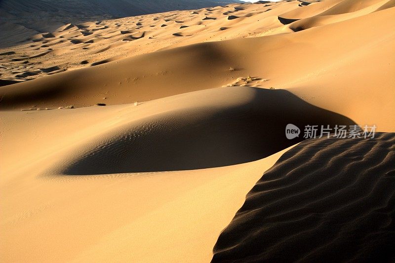 内蒙古巴丹吉林山水