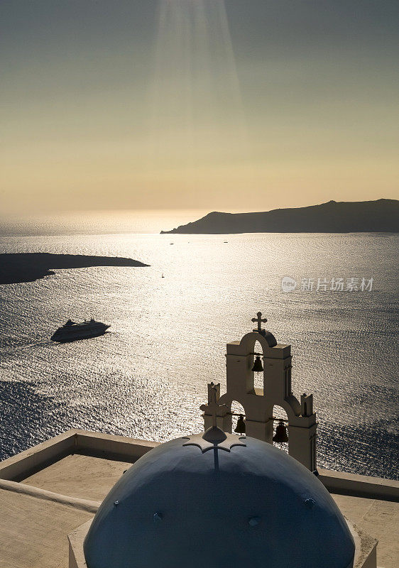 希腊圣托里尼岛的夕阳与游船