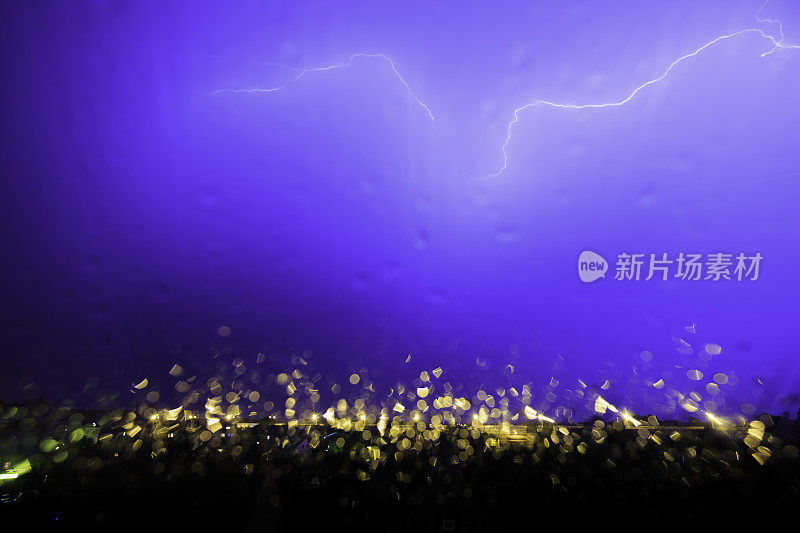 雨中的雷雨