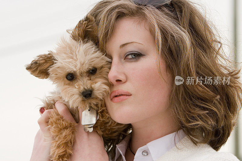 女人和小猎犬