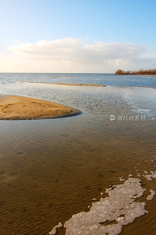 海滩和波纹的水