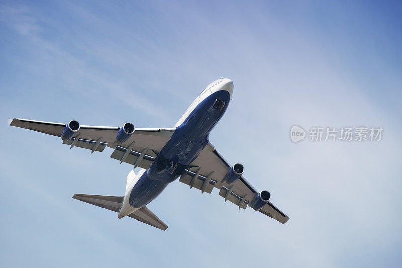 蓝天白云映衬下的波音747-400