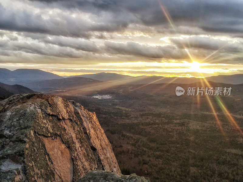 白色岩石山崩小径悬崖峰顶峰日落佛蒙特观景台