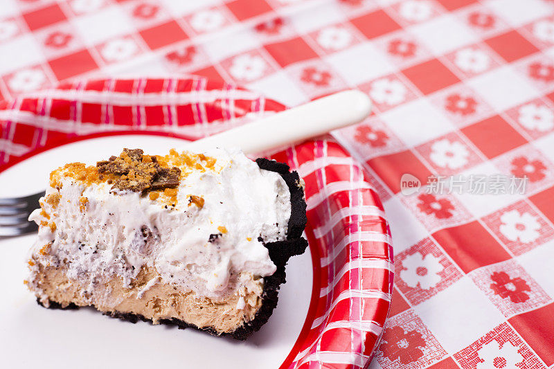 夏日野餐桌上的奶油馅饼。