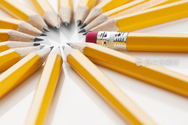 一只黄色的铅笔从其他铅笔中脱颖而出
