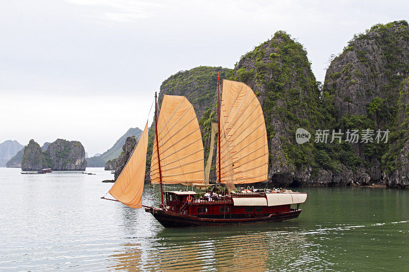 下龙湾风帆游船