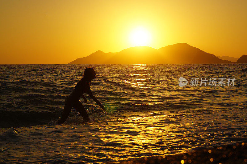 小女孩在玩海浪