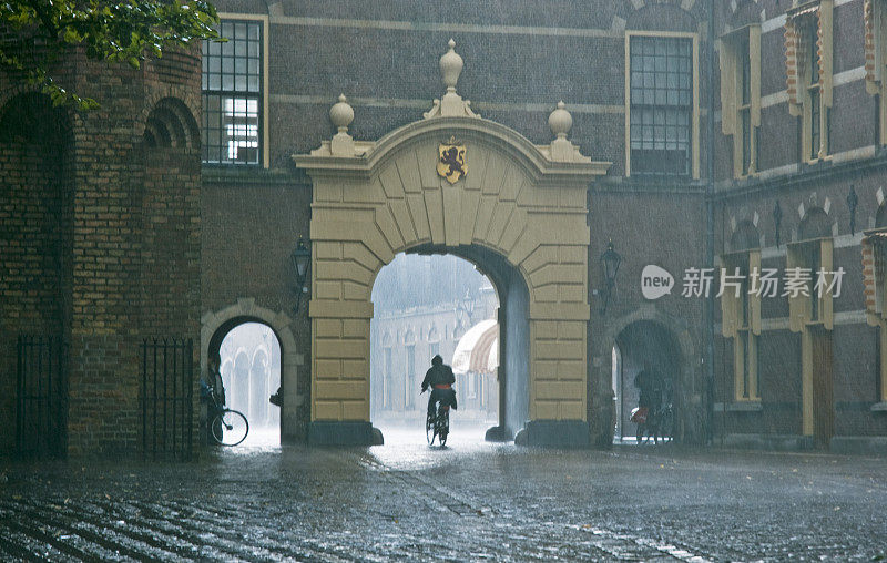 在雨天骑自行车