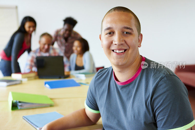 年轻的学生在教室里的肖像