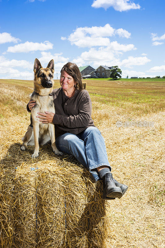 一个女人和她的德国牧羊犬