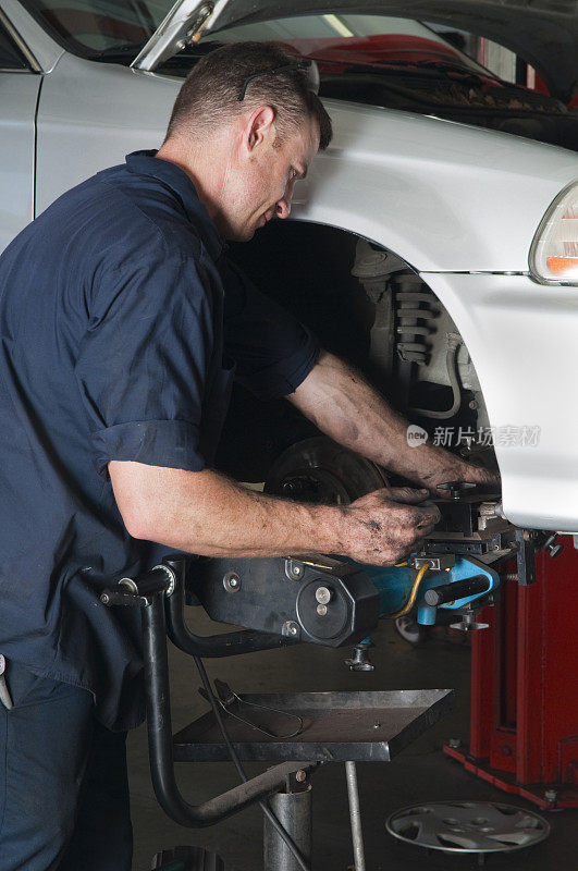 在车库里对汽车轮毂进行修理