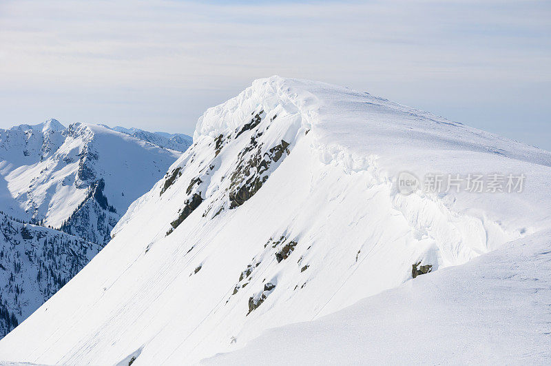 雪檐和山景观