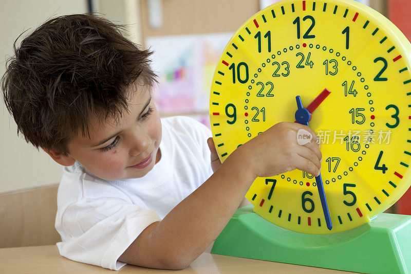 小男孩在学时钟