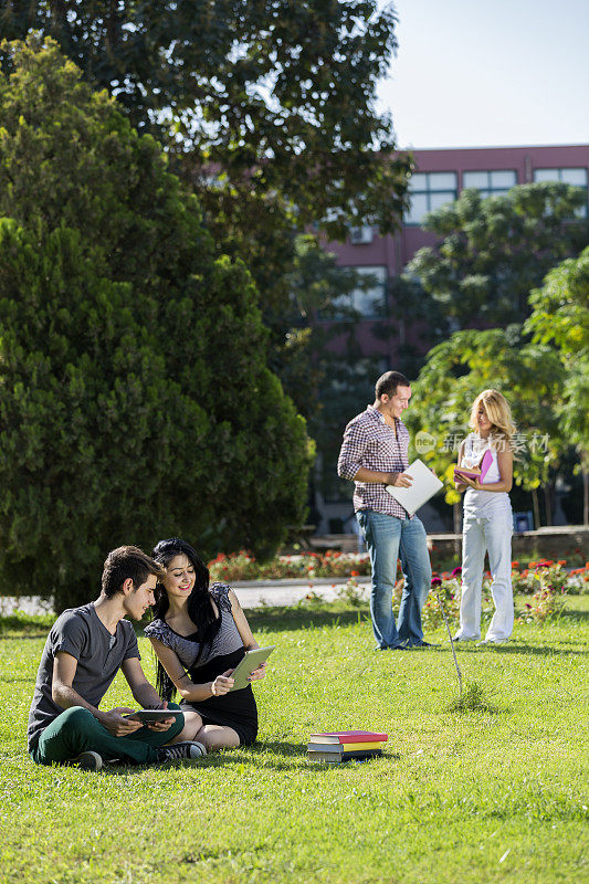 一群大学生在户外