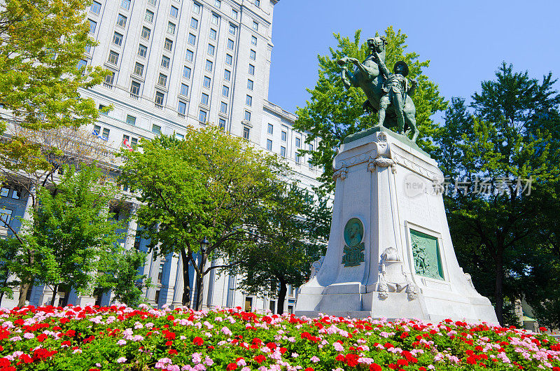布尔战争纪念碑和太阳生活大楼在蒙特利尔，魁北克