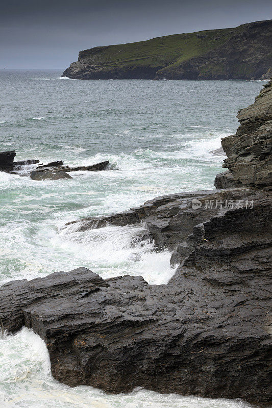 康沃尔郡的特里巴维斯海滩的海岸悬崖和岩石