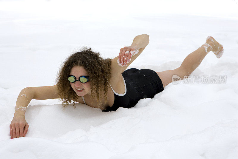 一个年轻女子在雪中洗澡