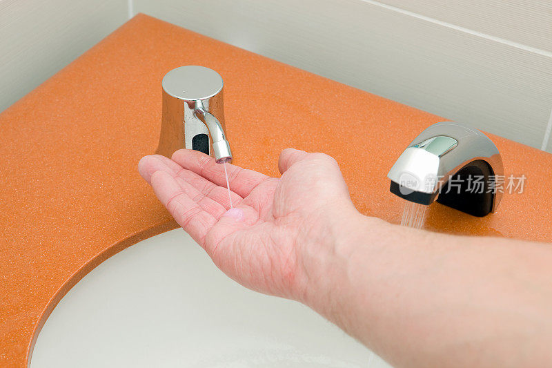 使用自动皂液器和水龙头洗手