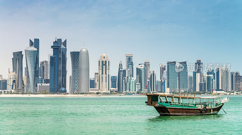 帆船游弋到卡塔尔多哈的现代天际线
