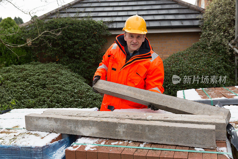 在英国房屋工地工作的男性建筑工人