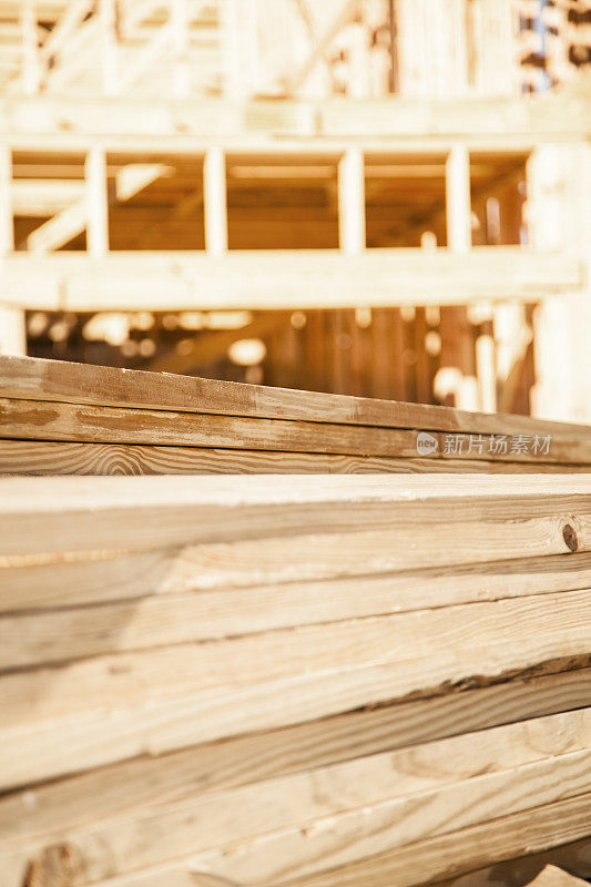 建筑工地上成堆的木材和木板。框架建筑的背景。