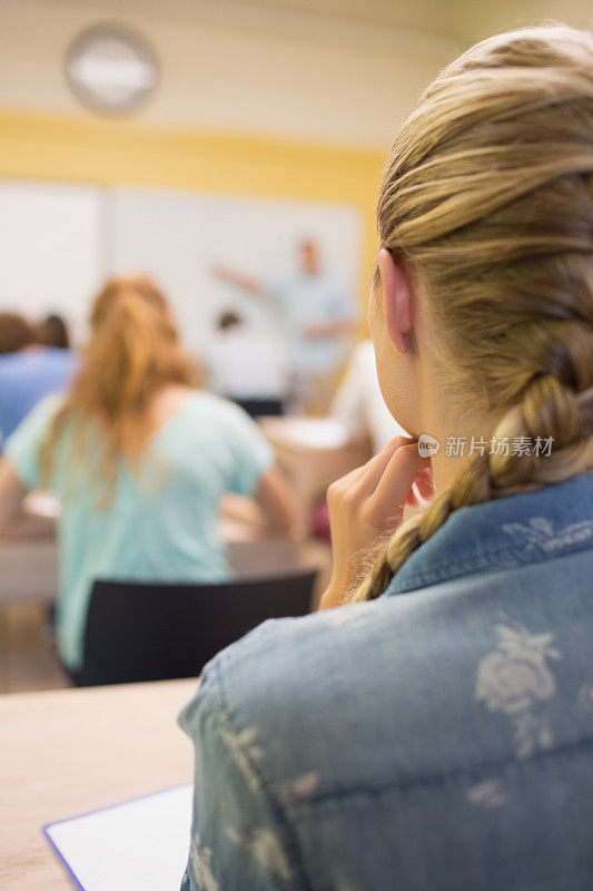 女大学生的后视图