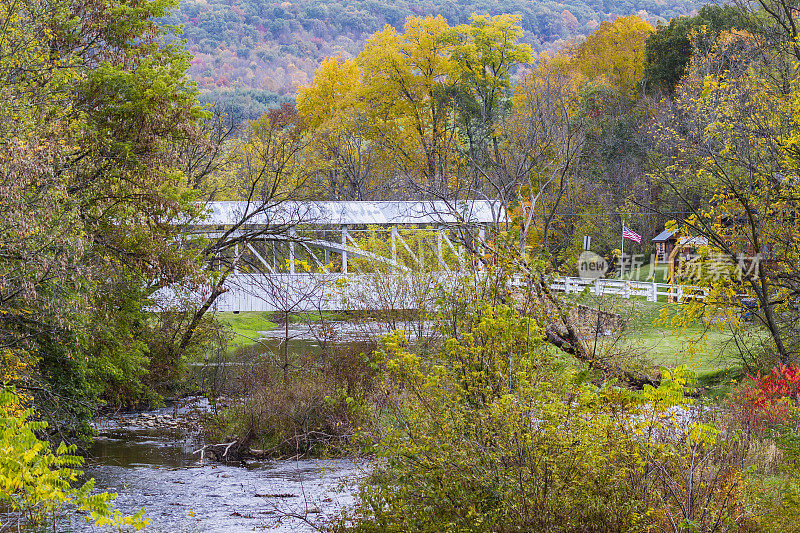 霍尔米尔盖桥通过秋天的颜色贝德福德县宾夕法尼亚州