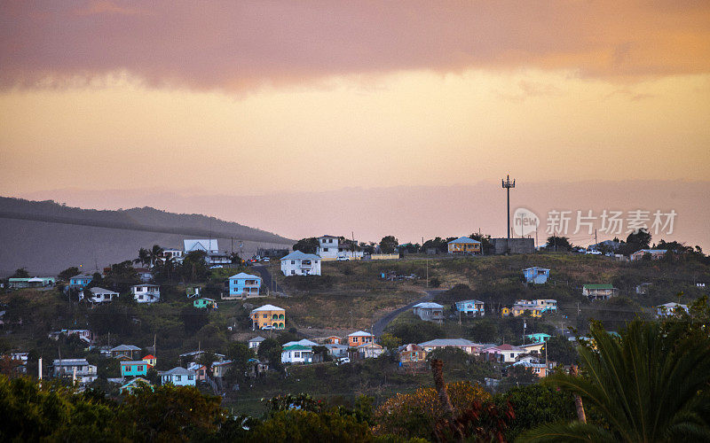 加勒比海小镇的日落。圣约翰、安提瓜和巴布达。