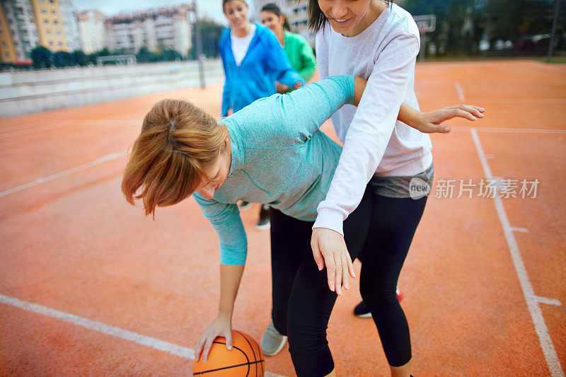 女生打篮球