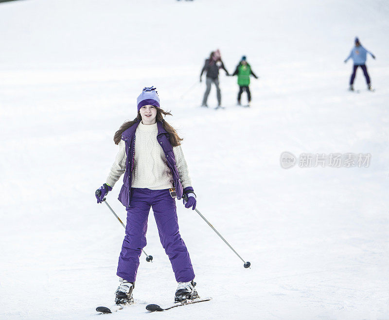 滑雪胜地的兔子斜坡上的女孩