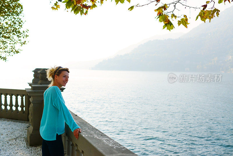 成年女子欣赏科莫湖的景色