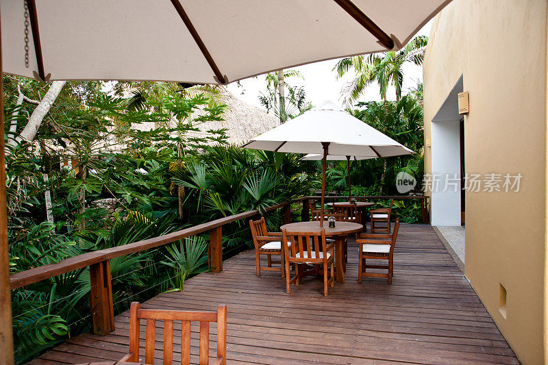 豪华酒店:桌椅映衬着茂盛的植被背景