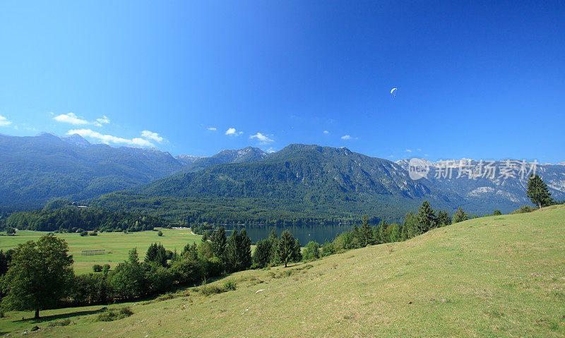 在斯洛文尼亚Bohinj湖跳伞