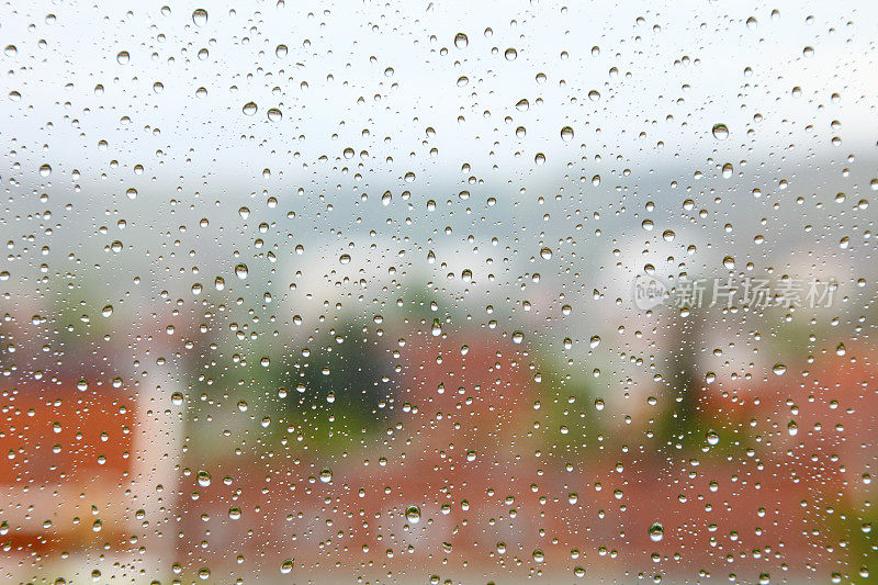 雨滴落在窗玻璃上