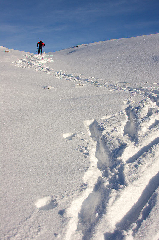 在刚下过雪的乡间高山滑雪者