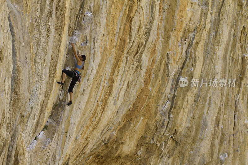 女人rockclimbing