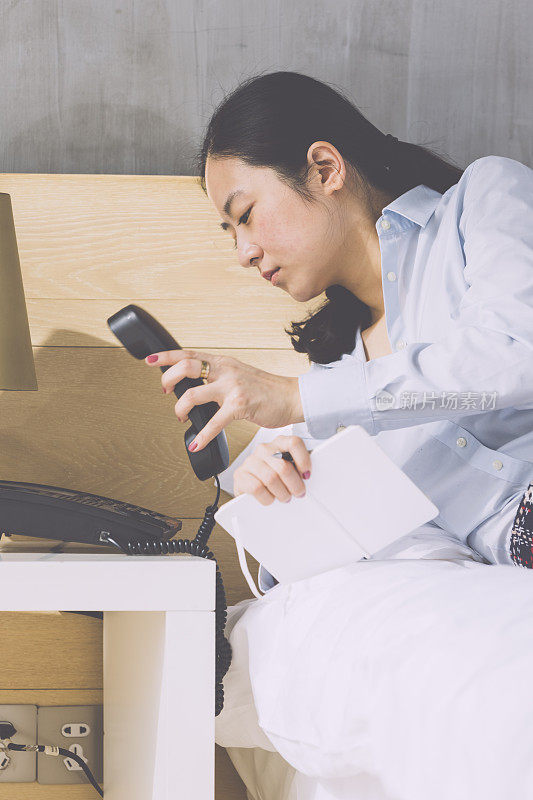 亚洲女商人在电话中交谈